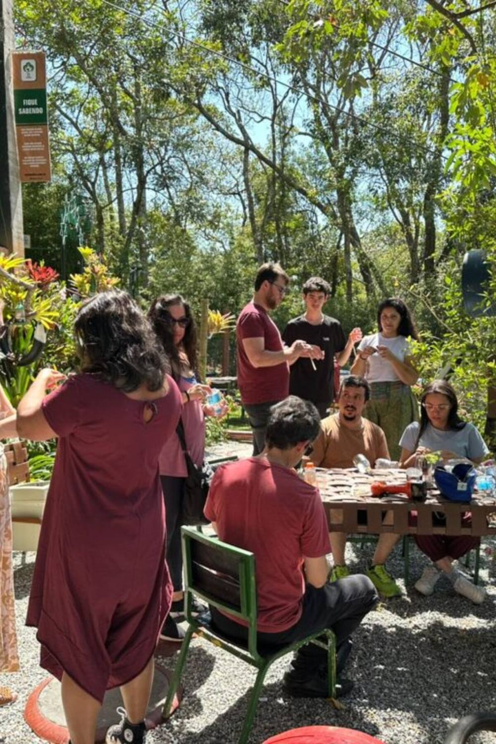 Grupo de participantes reunido para a oficina de vasos autoirrigáveis