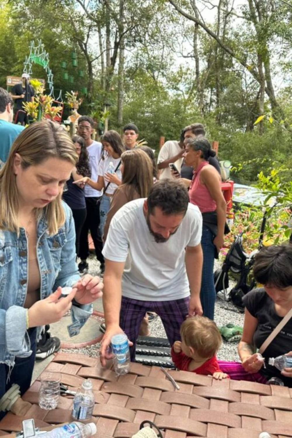 Participantes reunidos com garrafas PET recolhidas