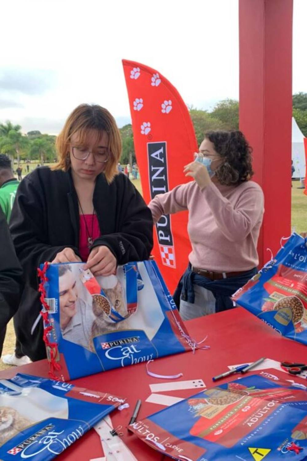 Participantes costurando suas ecobags na oficina