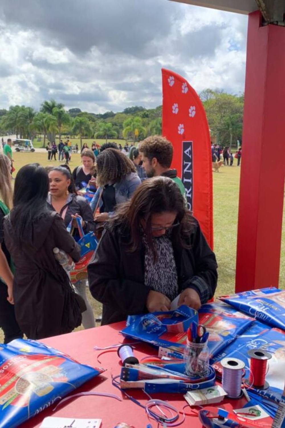 Movimento de participantes na oficina de ecobag