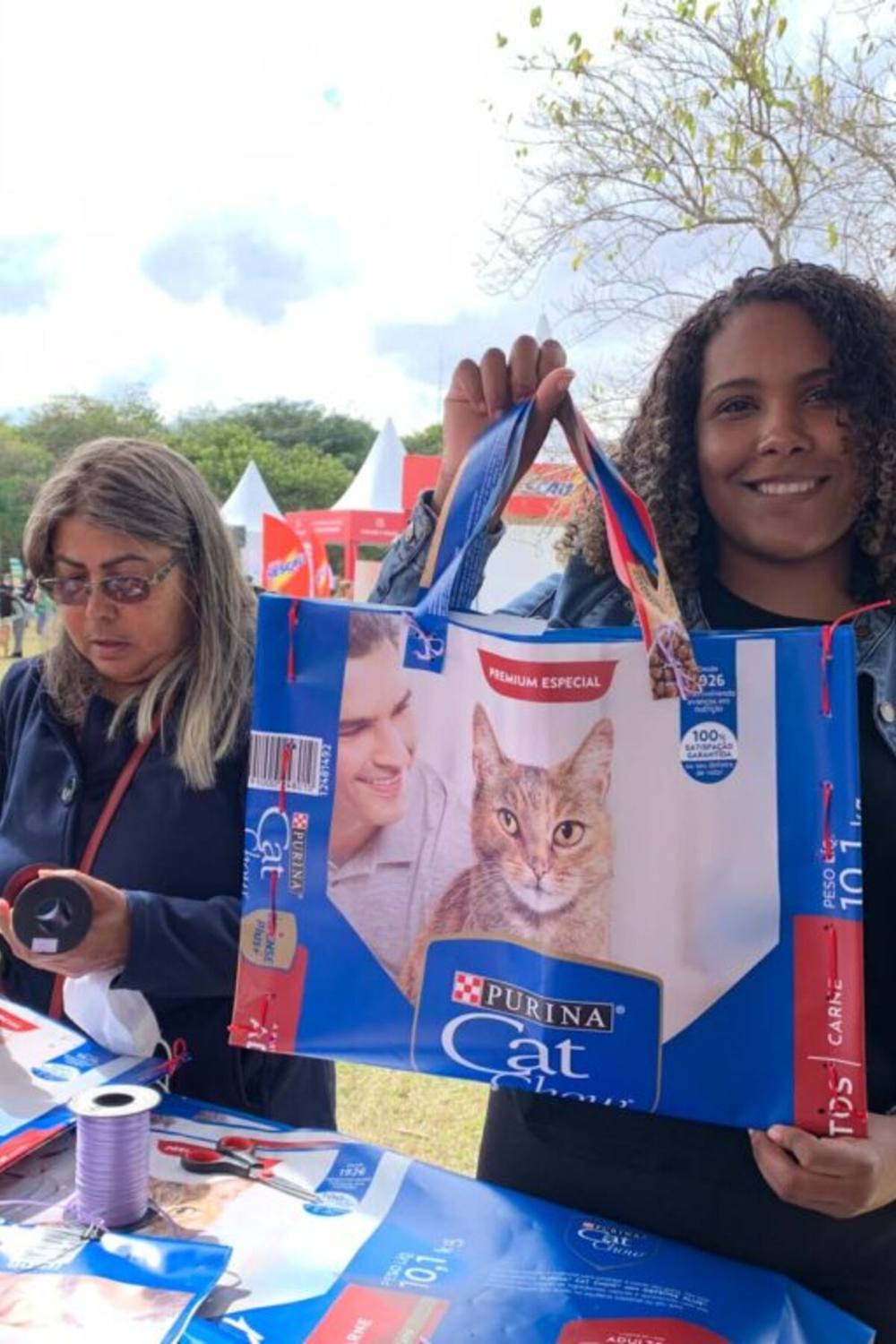 Participante mostrando sua ecobag pronta