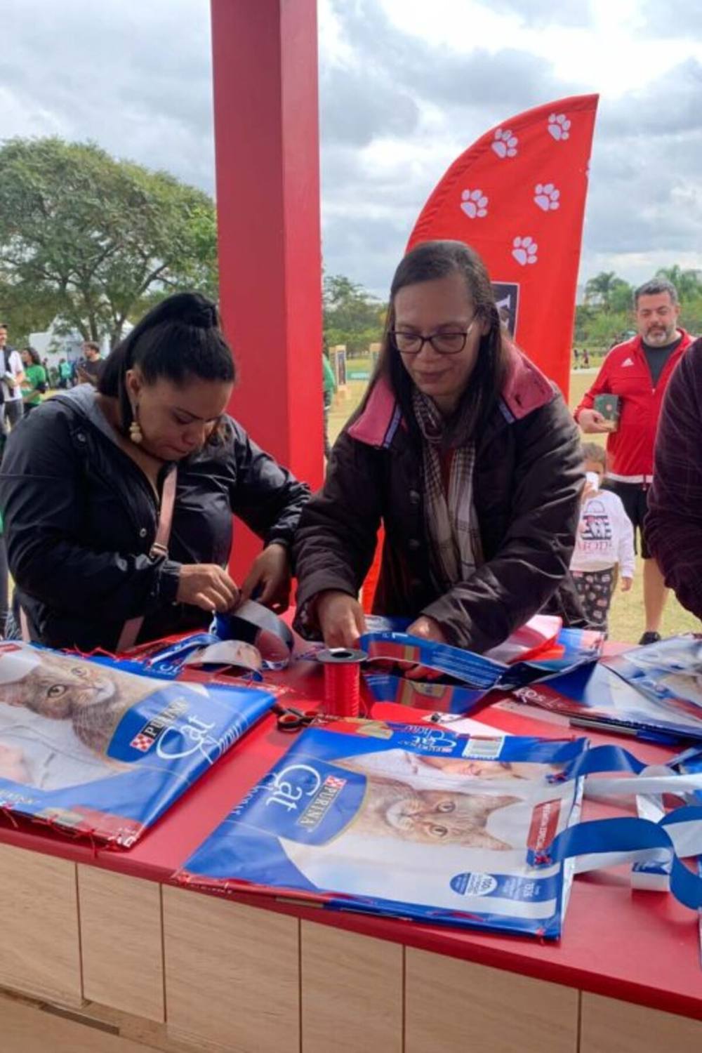 Grupo de participantes confeccionando ecobags