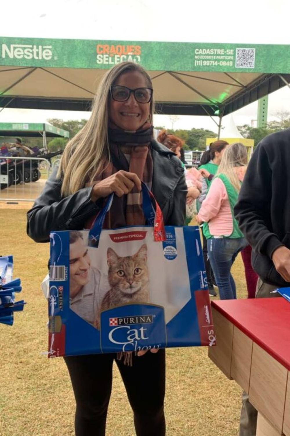 Participante com sua ecobag finalizada