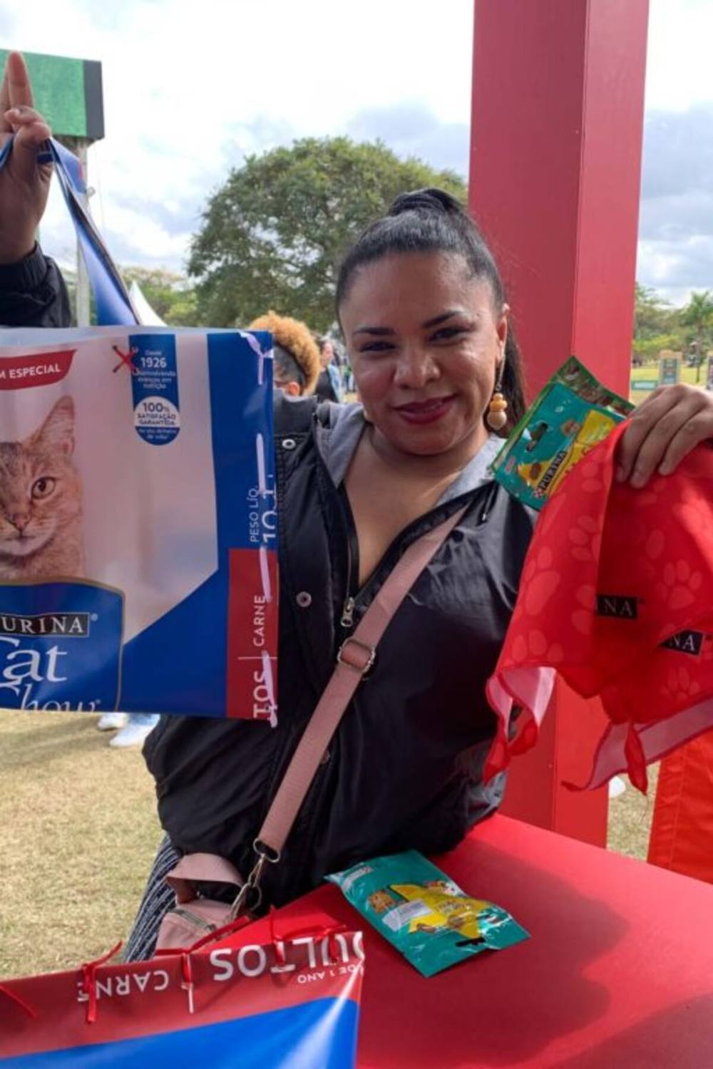 Participante segurando ecobag e lenço personalizado