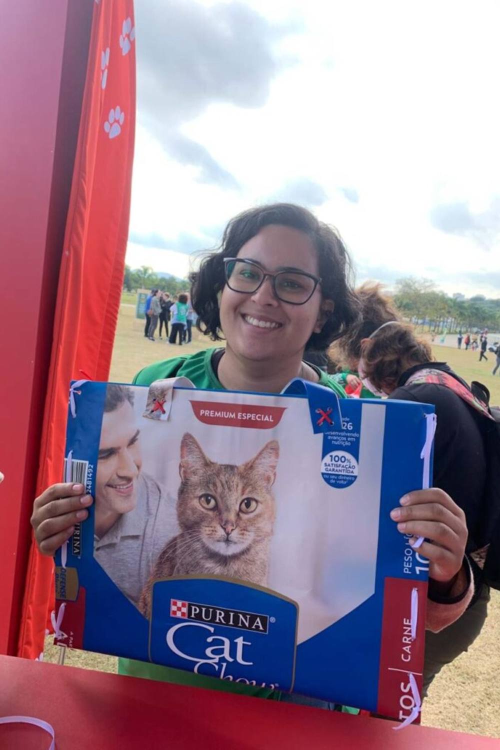 Participante mostrando sua ecobag de perto