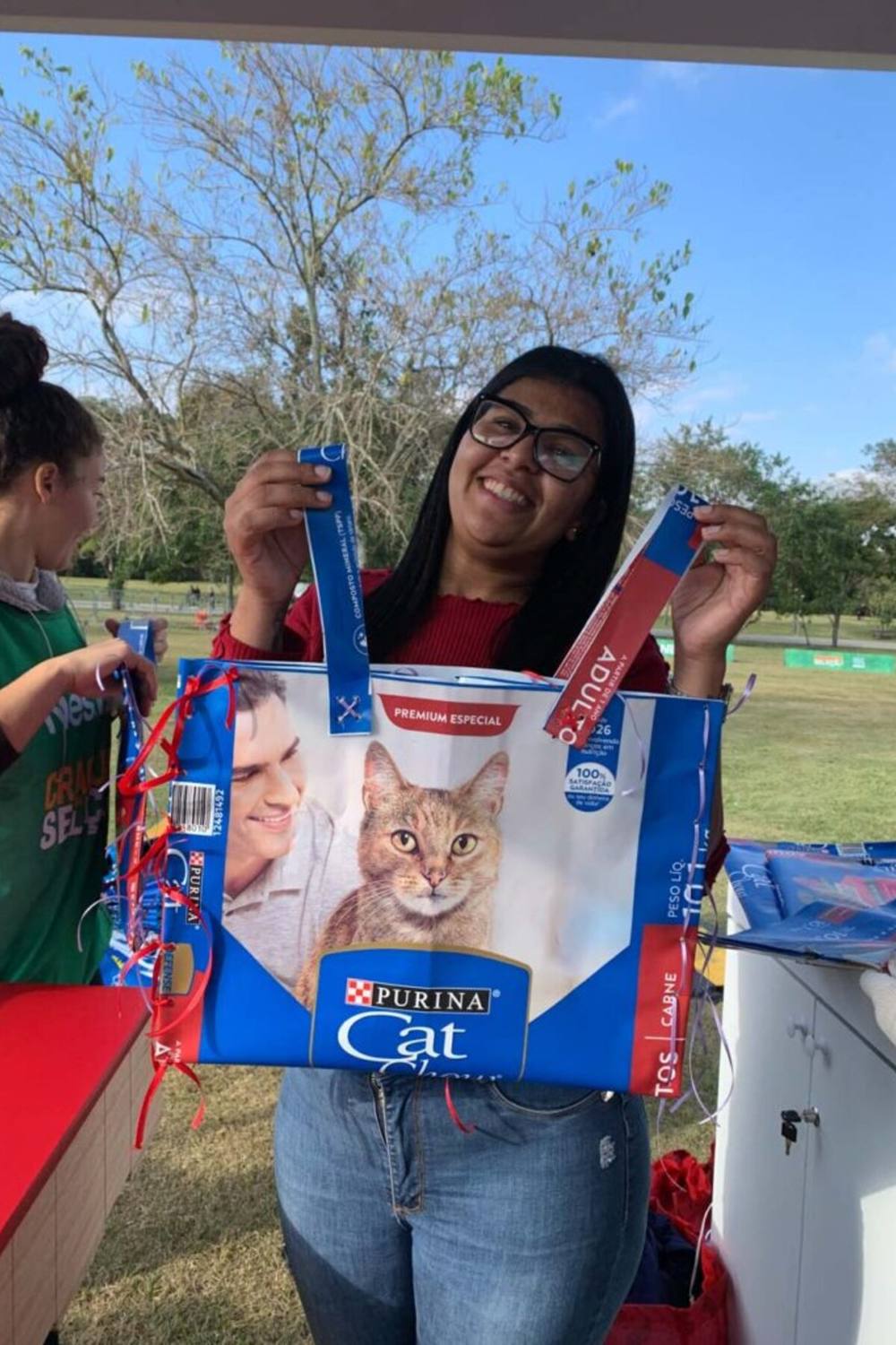 Participante segurando ecobag pronta com as alças