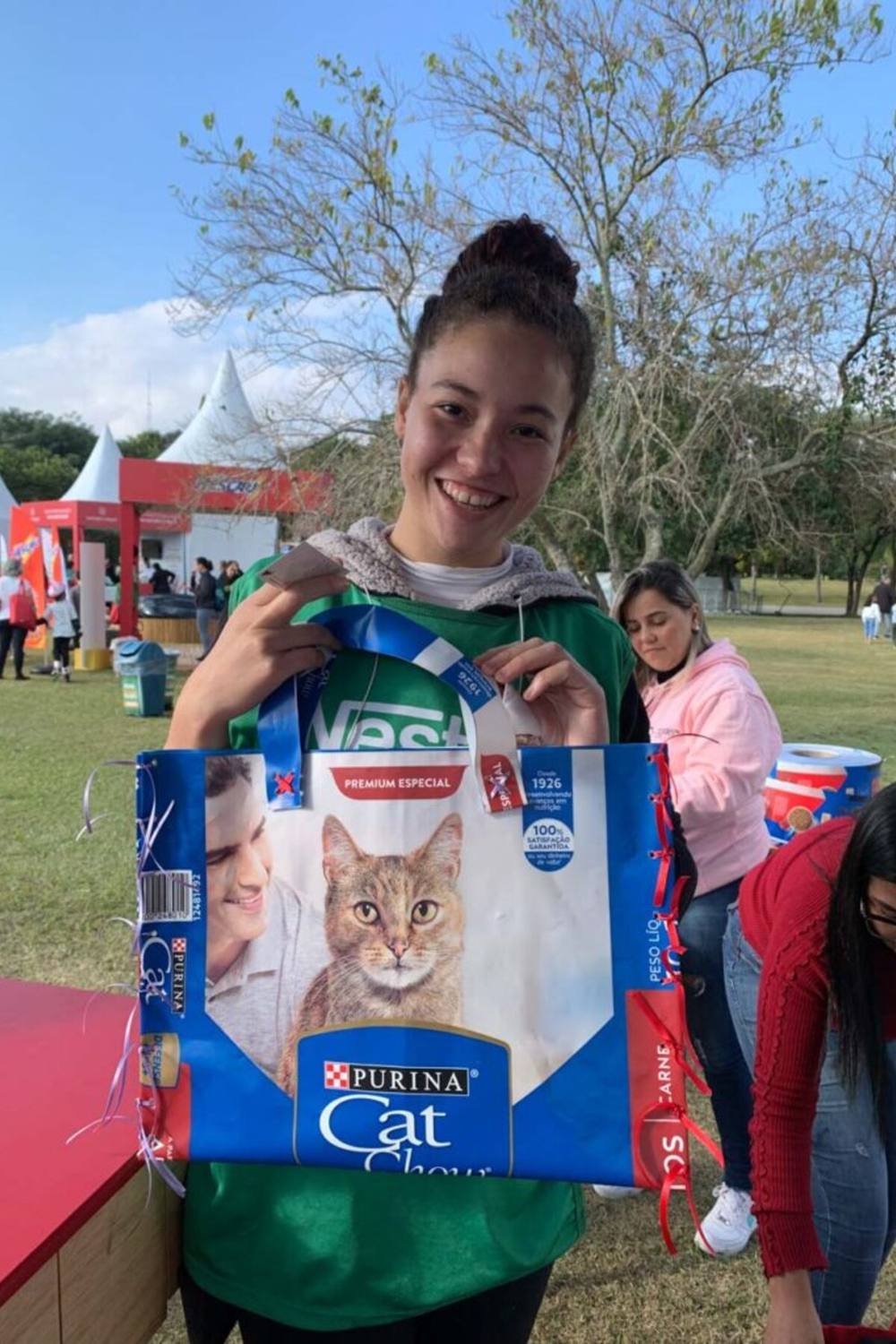 Participante sorrindo com sua ecobag finalizada