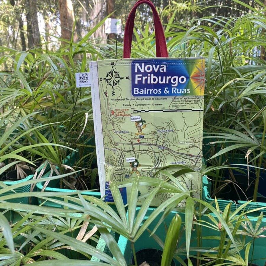 Bolsinha de Papel Costurado com o mapa Nova Friburgo Bairros & Ruas, entre mudas do viveiro