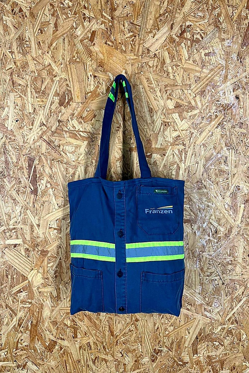 Bolsa feita de uniforme reaproveitado do Grupo Franzen