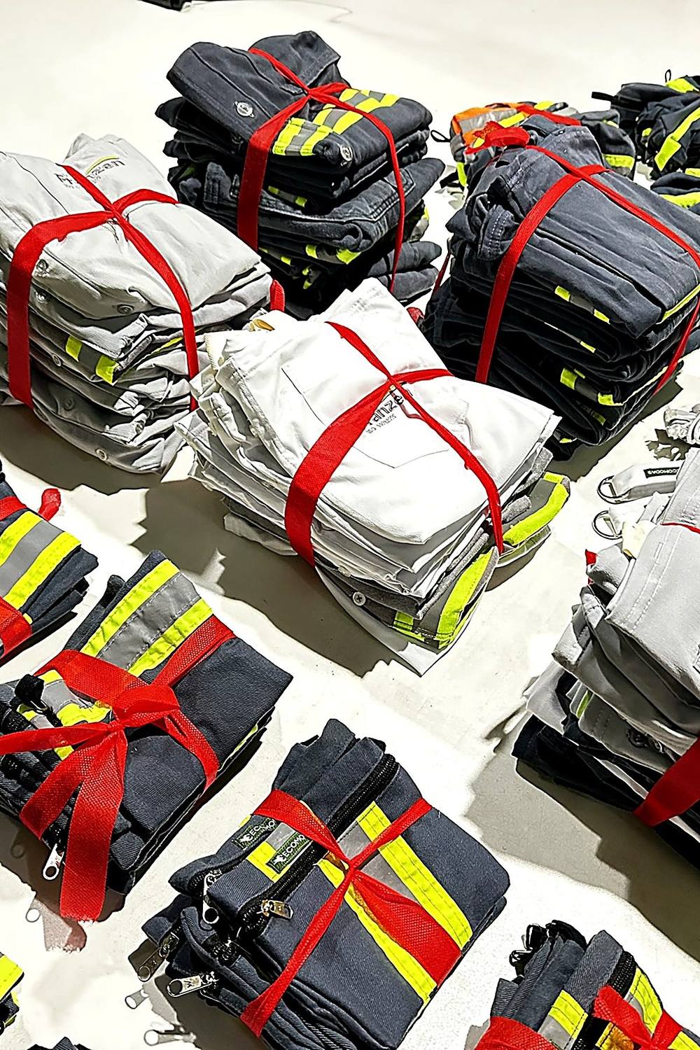 Fardos de uniformes separados para o processo de transformação