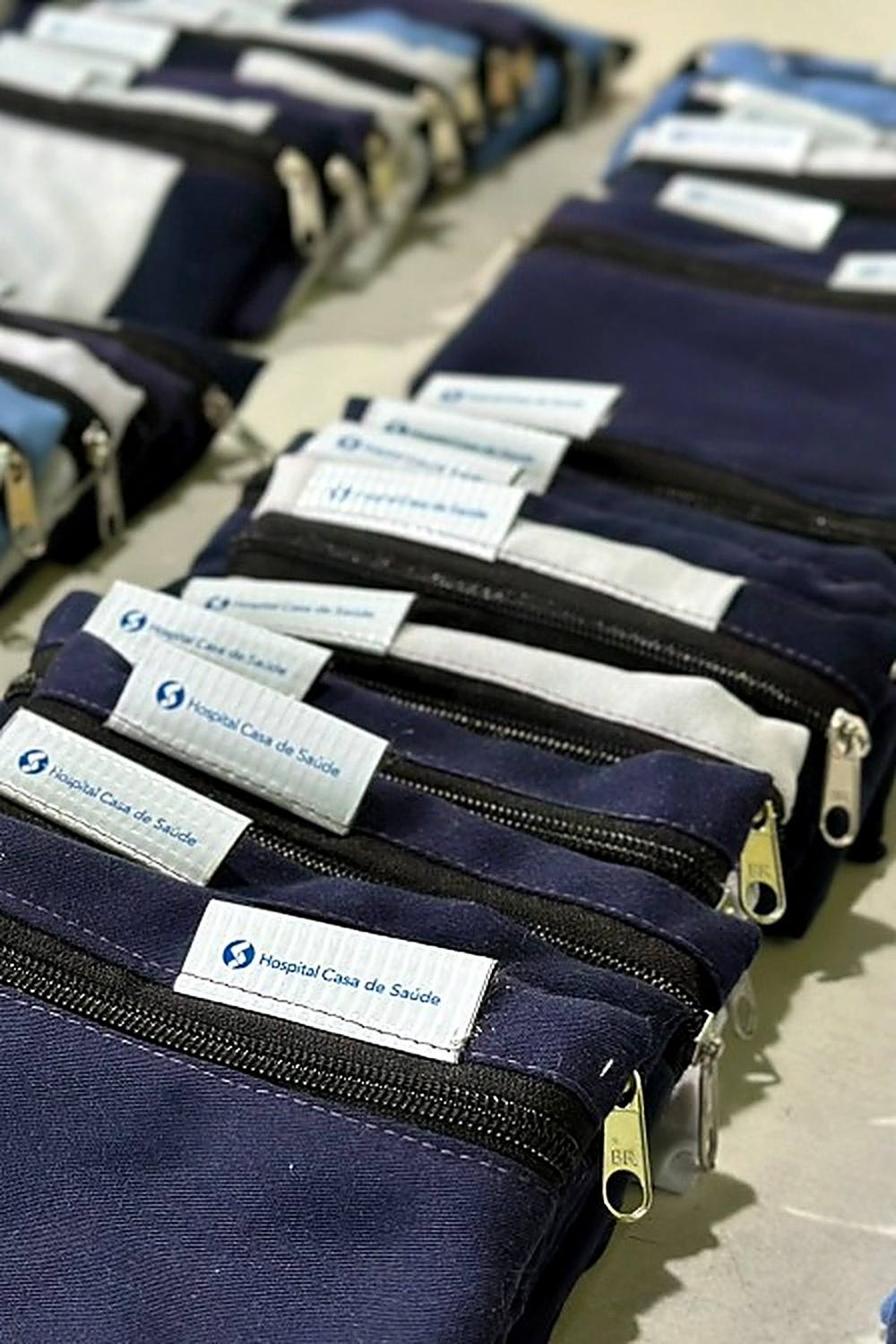 Necessaires feitas de uniforme reaproveitado para o Hospital Casa de Saúde