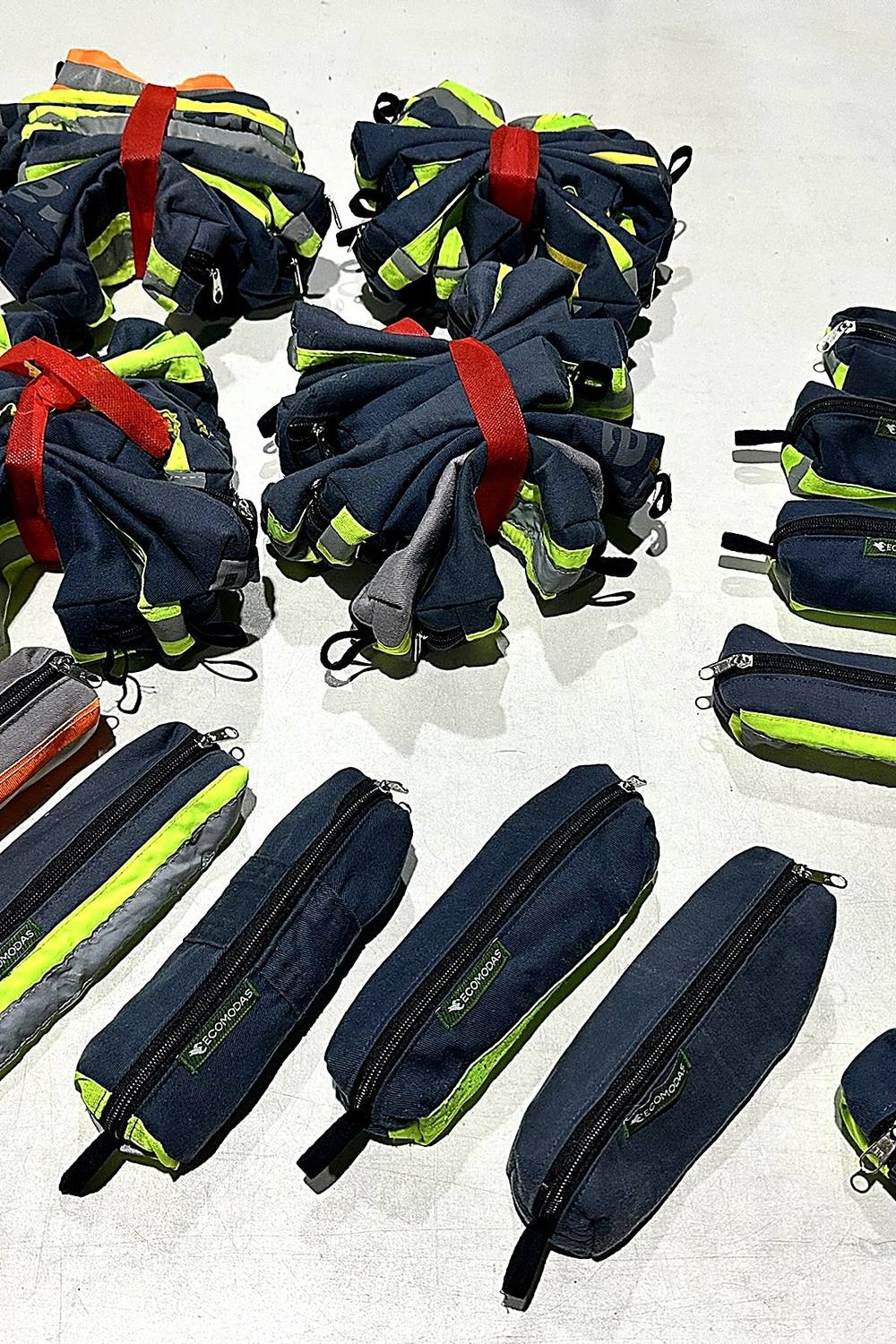 Estojos EcoModas prontos, feitos a partir de uniformes reaproveitados