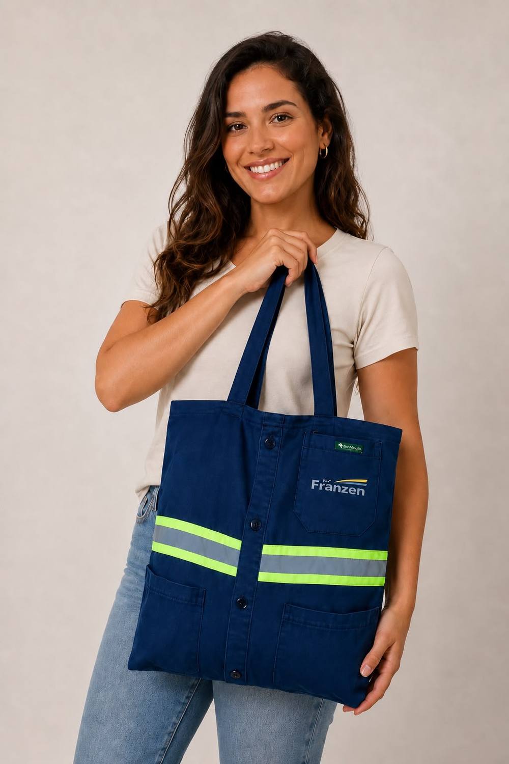 Modelo com bolsa feita de uniforme reaproveitado do Grupo Franzen