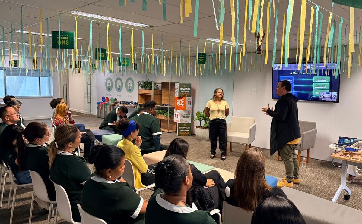 Palestrante conduzindo treinamento ESG para equipe de colaboradores