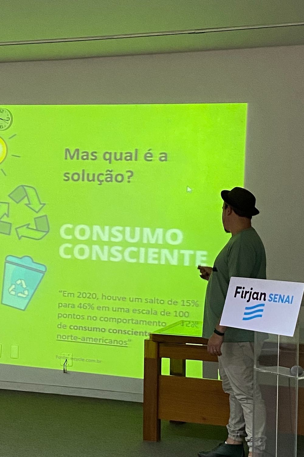 Facilitador apresentando slide sobre consumo consciente