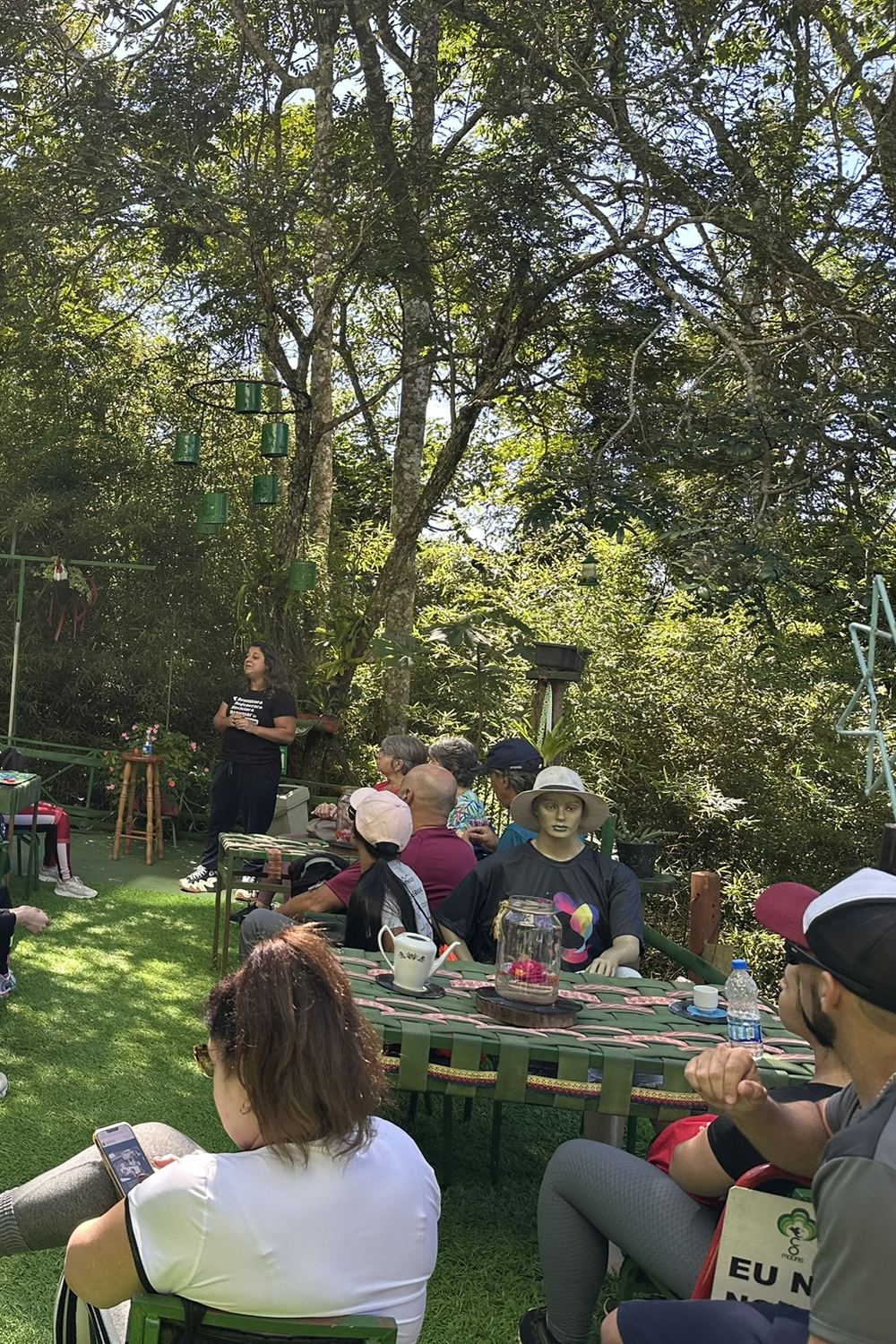 Roda de conversa ao ar livre na sede da EcoModas
