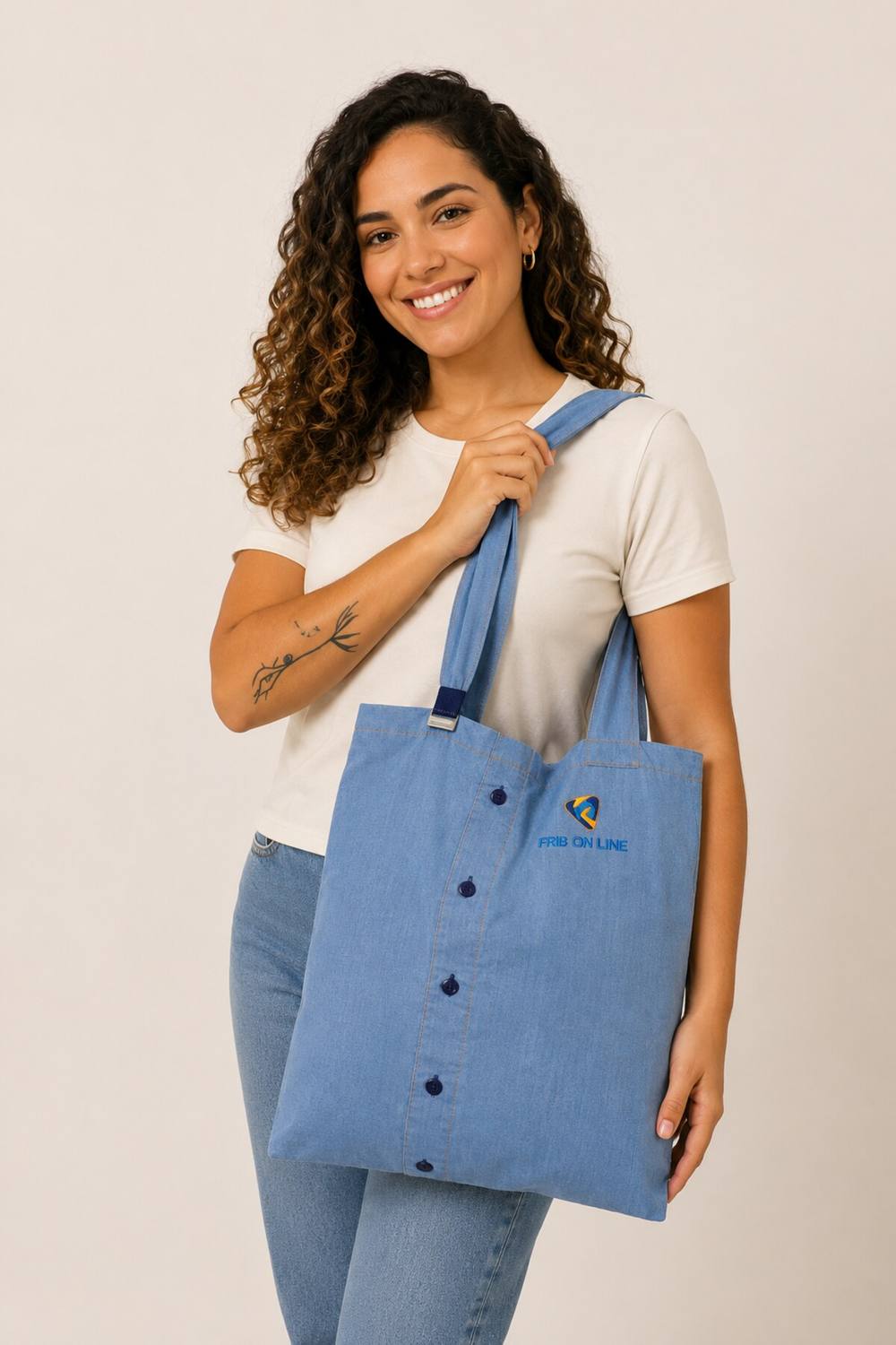 Modelo com bolsa feita de uniforme reaproveitado