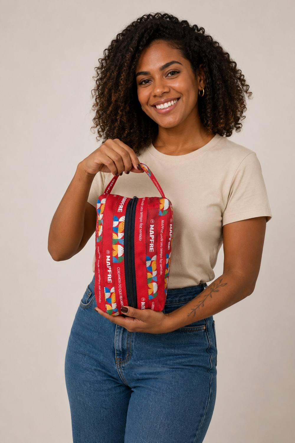 Modelo com necessaire feita de uniforme reaproveitado