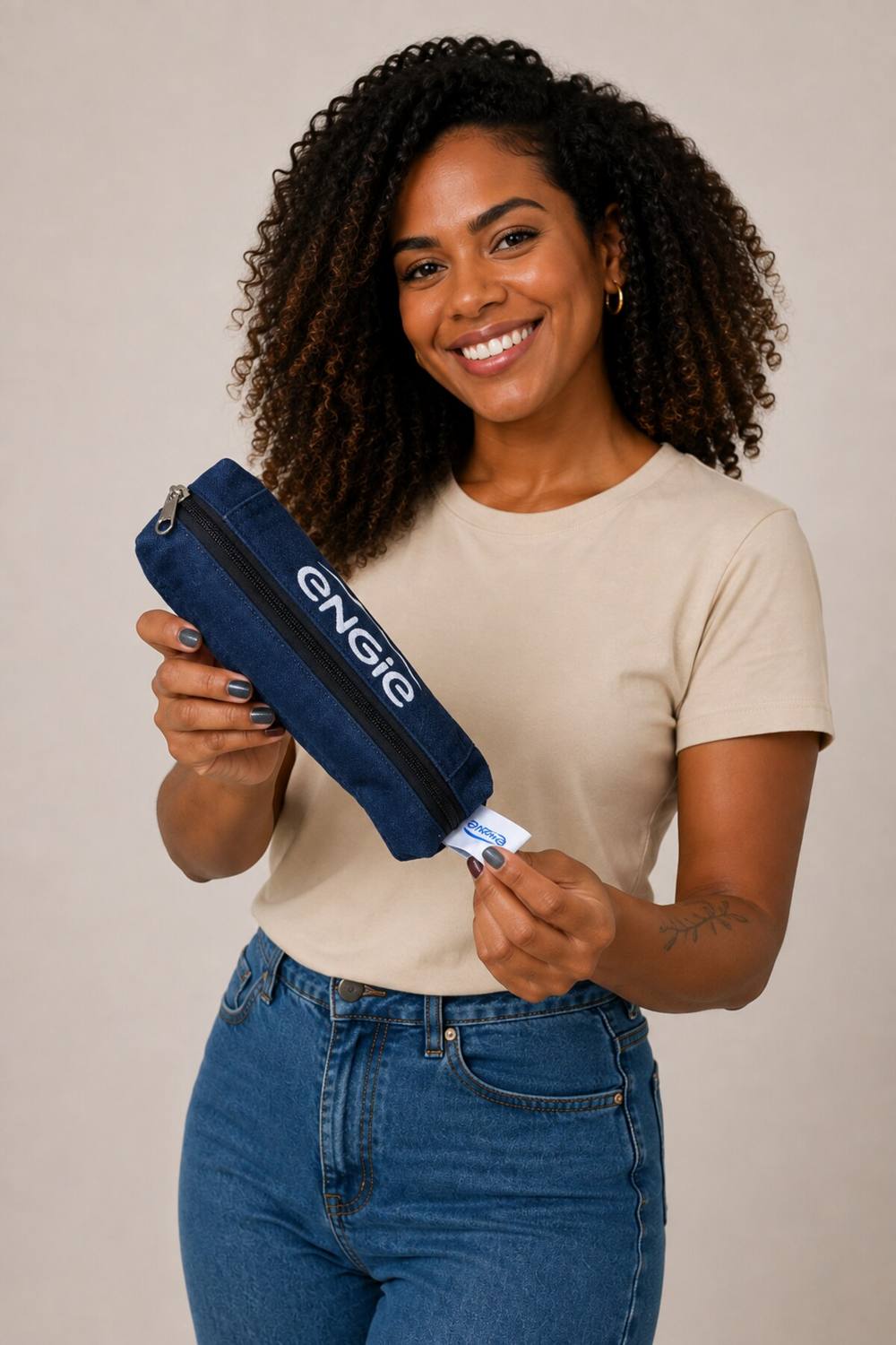 Modelo com estojo feito de uniforme reaproveitado