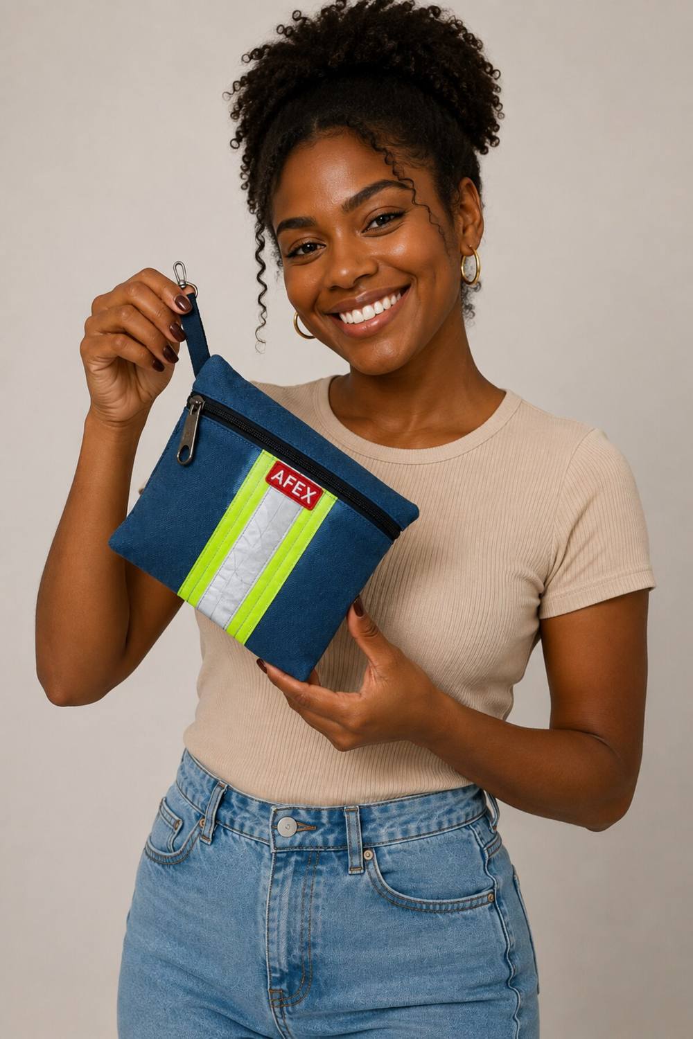 Modelo com produto feito de uniforme reaproveitado
