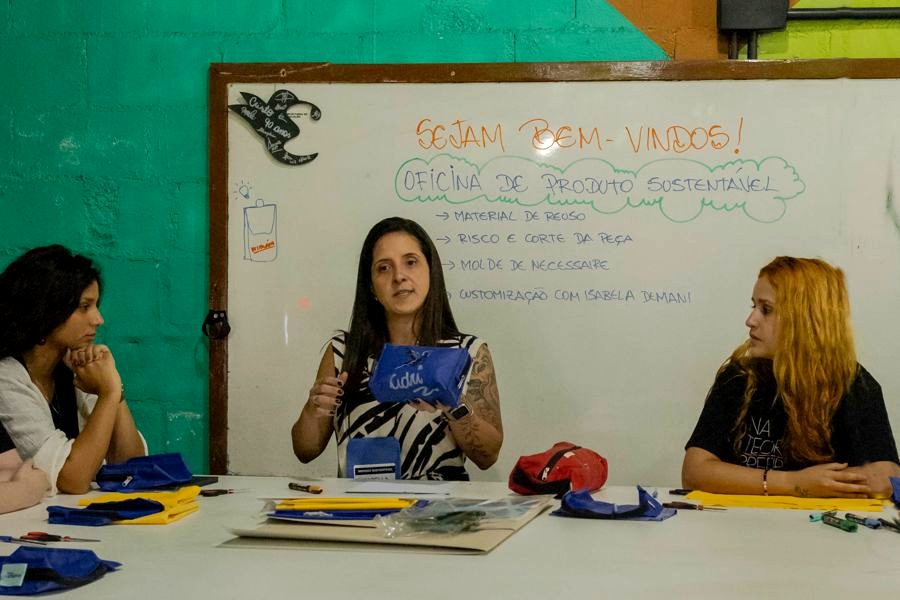 Instrutora apresentando a oficina de produto sustentável