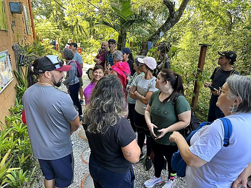 Caminho do jardim com visitantes