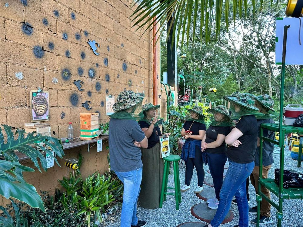 Parede decorativa e visitantes no jardim