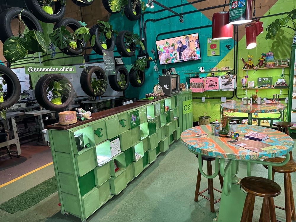 Café e convivência na loja da EcoModas