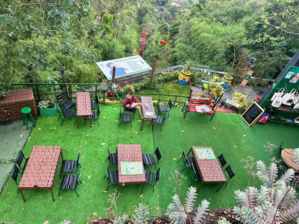 Jardim visto de cima, com o teleférico ao fundo