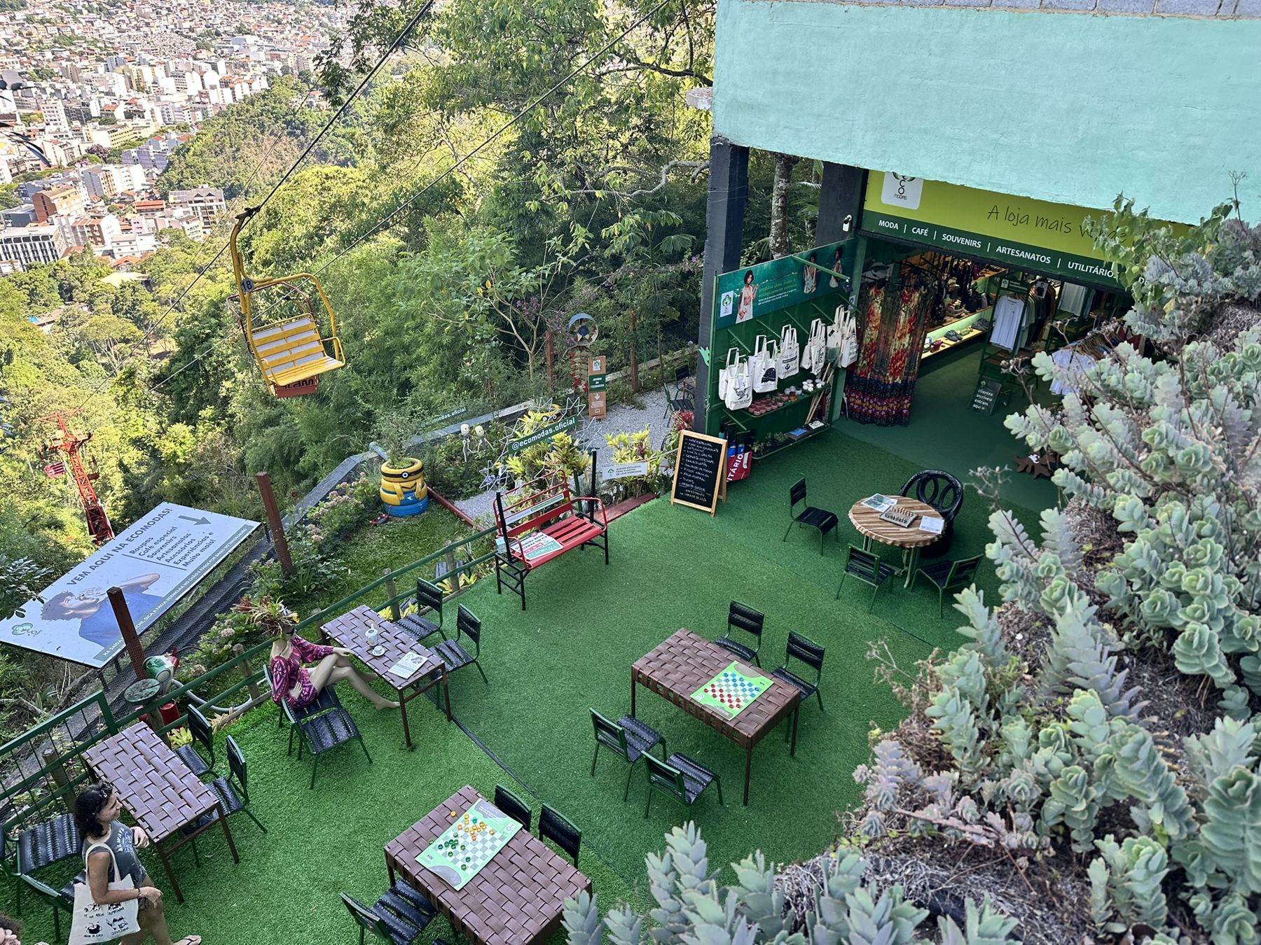 Jardim da EcoModas no Alto do Teleférico de Nova Friburgo, com o teleférico ao fundo