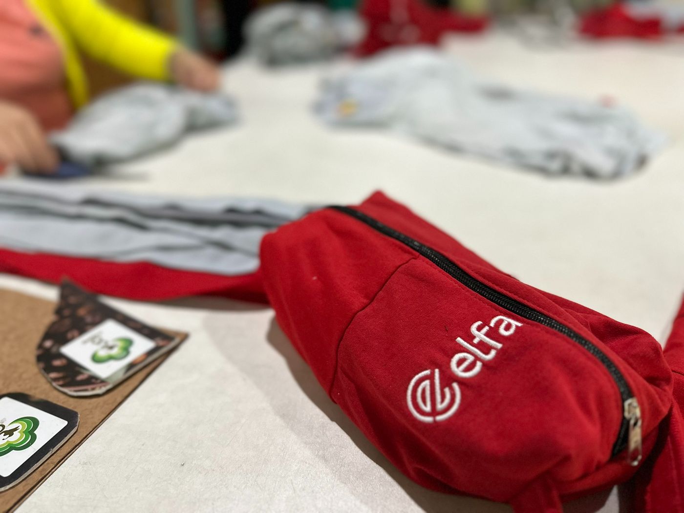 Produtos feitos de uniformes reutilizados