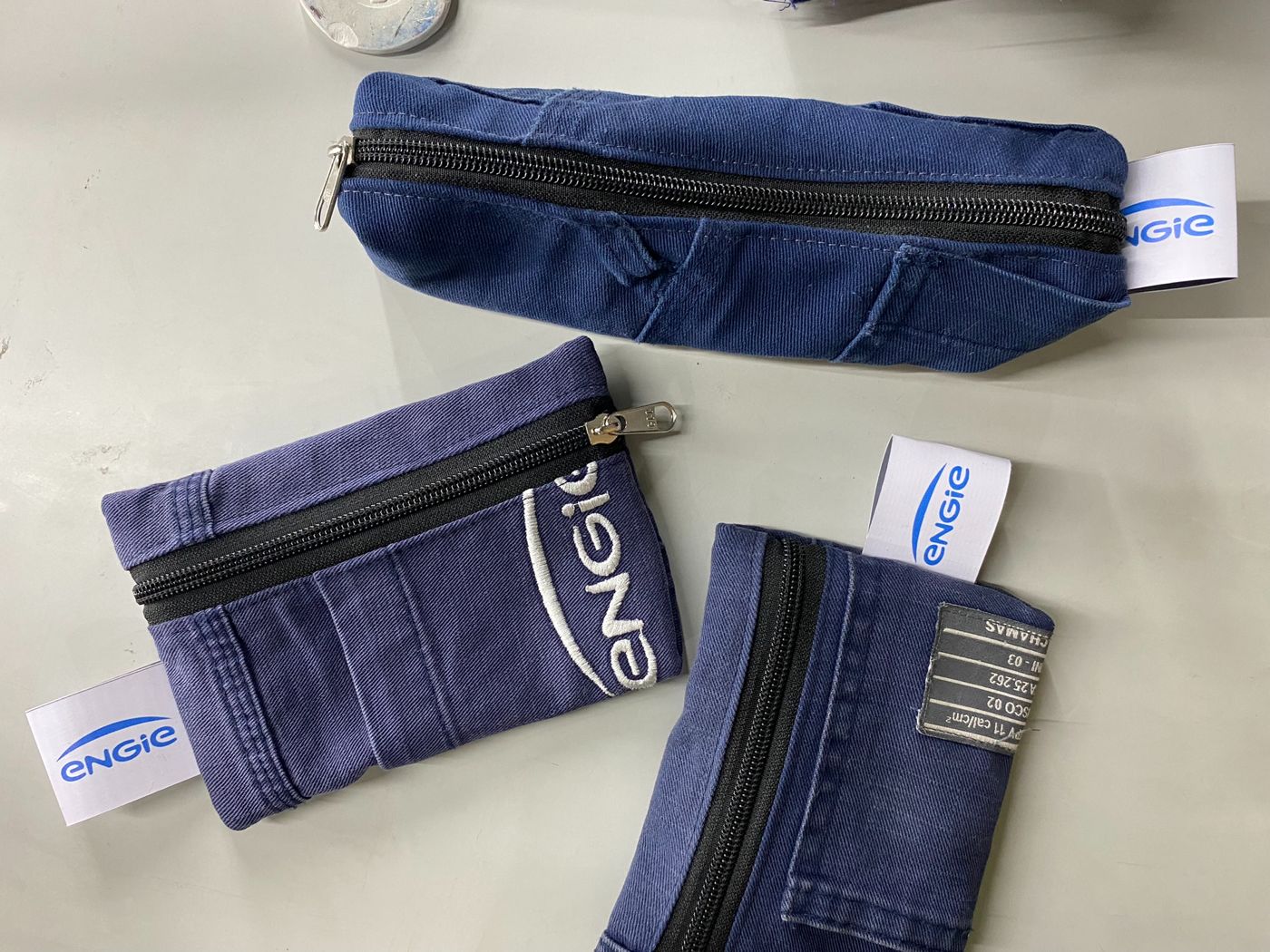 Produtos feitos de uniformes reutilizados