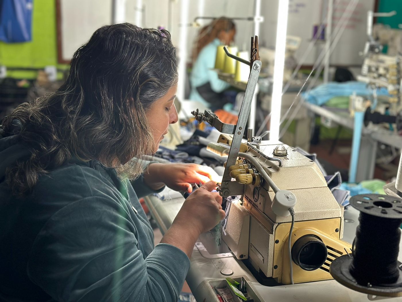 Máquina overlock no ateliê