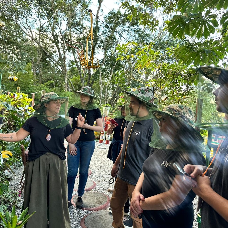 Visita guiada ao meliponário, com o teleférico de Nova Friburgo ao fundo