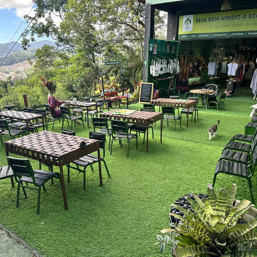 Pátio da EcoModas com vista para Nova Friburgo e as montanhas da Região Serrana