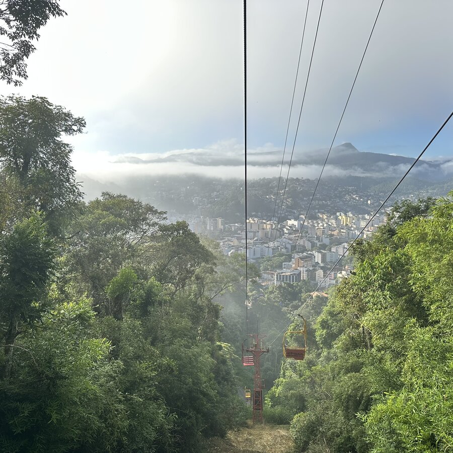 Vista do trajeto do teleférico sobre a Mata Atlântica, com Nova Friburgo ao fundo