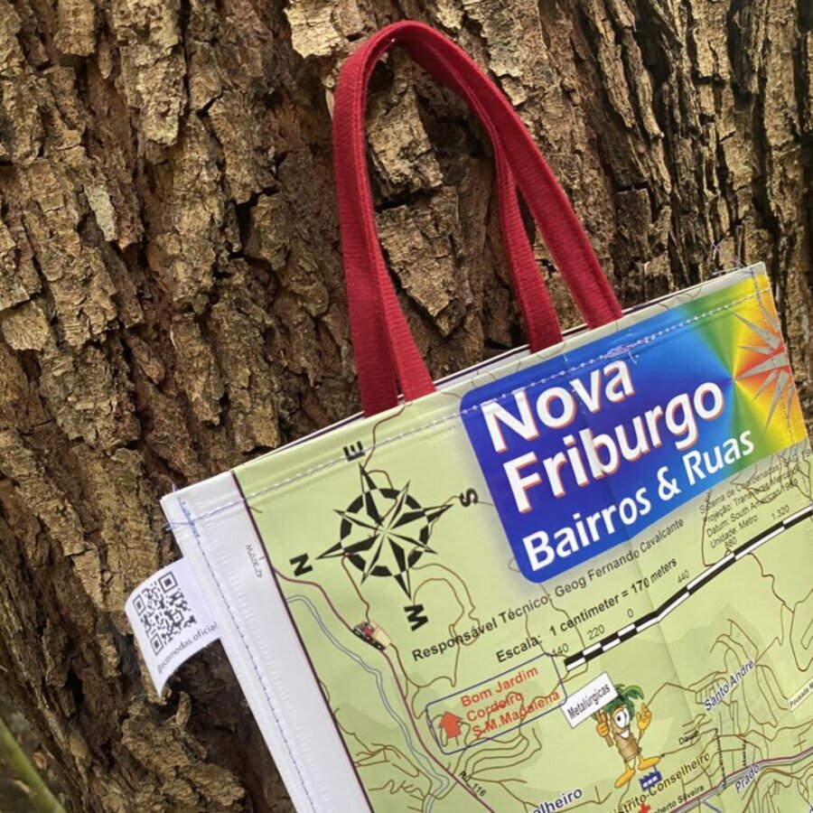 Detalhe da alça e do acabamento em costura de uma bolsinha de Papel Costurado