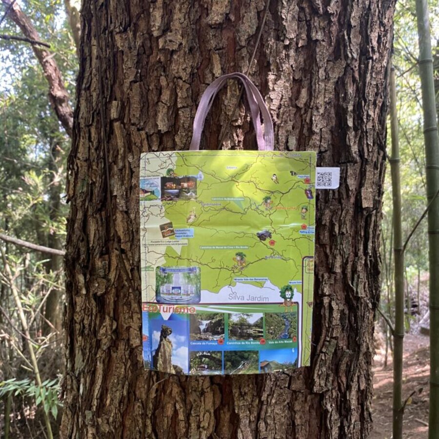 Bolsinha de Papel Costurado feita com mapa turístico de EcoTurismo, pendurada em uma árvore