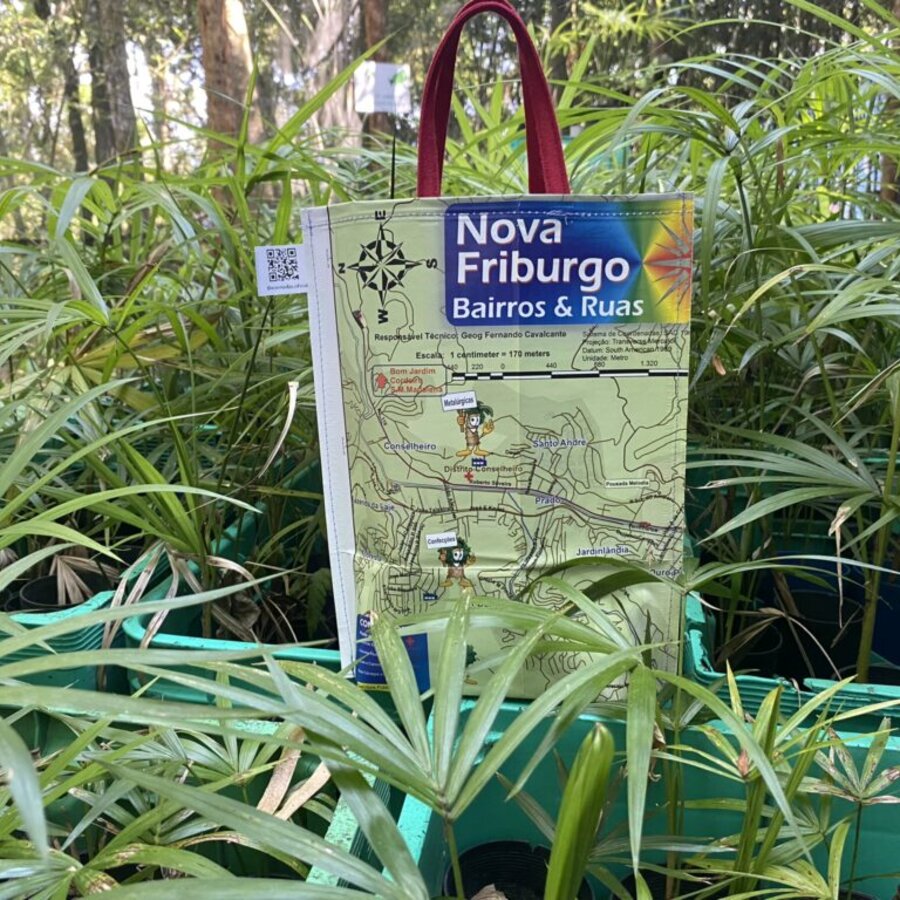 Bolsinha de Papel Costurado com o mapa Nova Friburgo Bairros & Ruas, entre mudas do viveiro