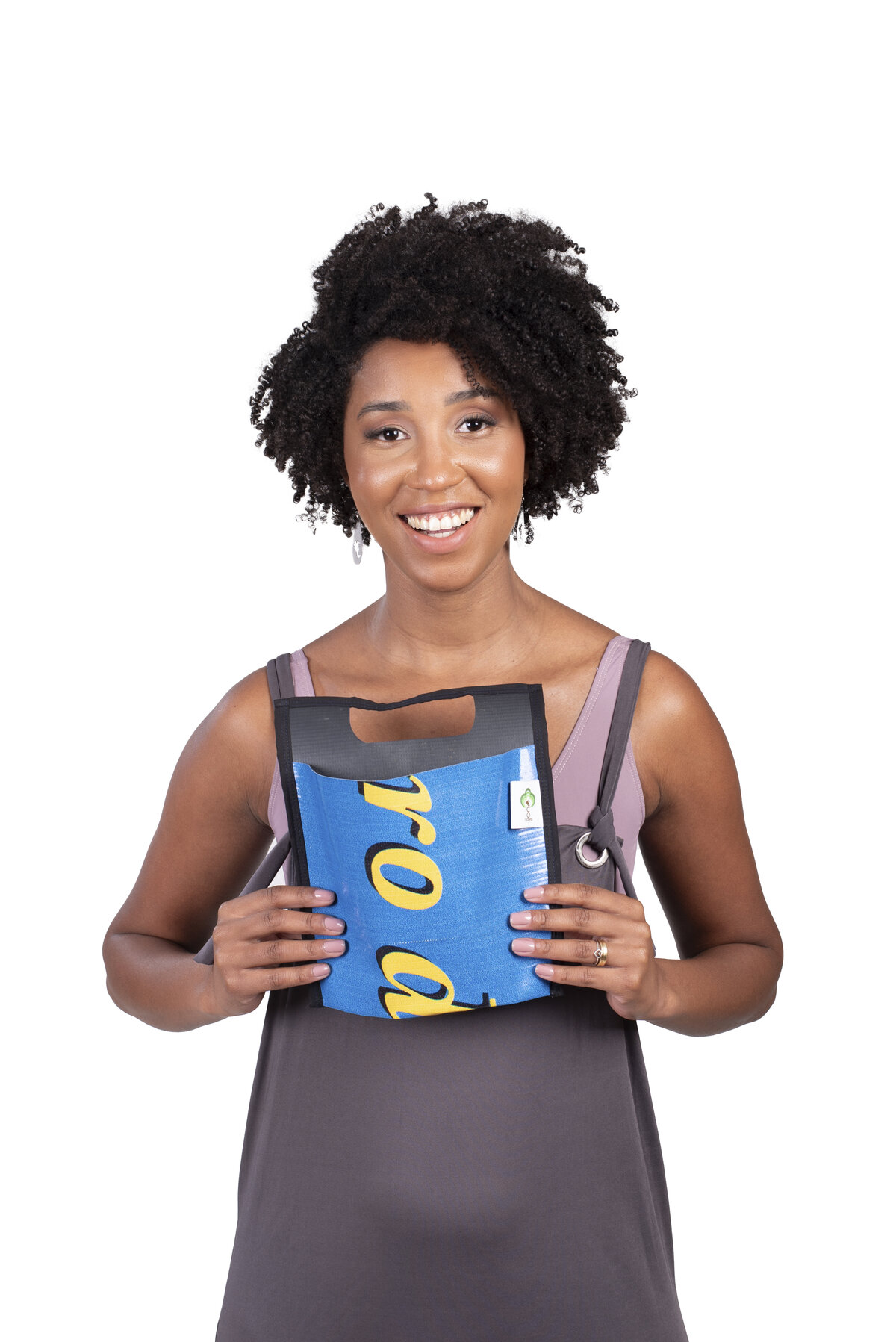 Modelo com bolsa feita de banner publicitário reaproveitado