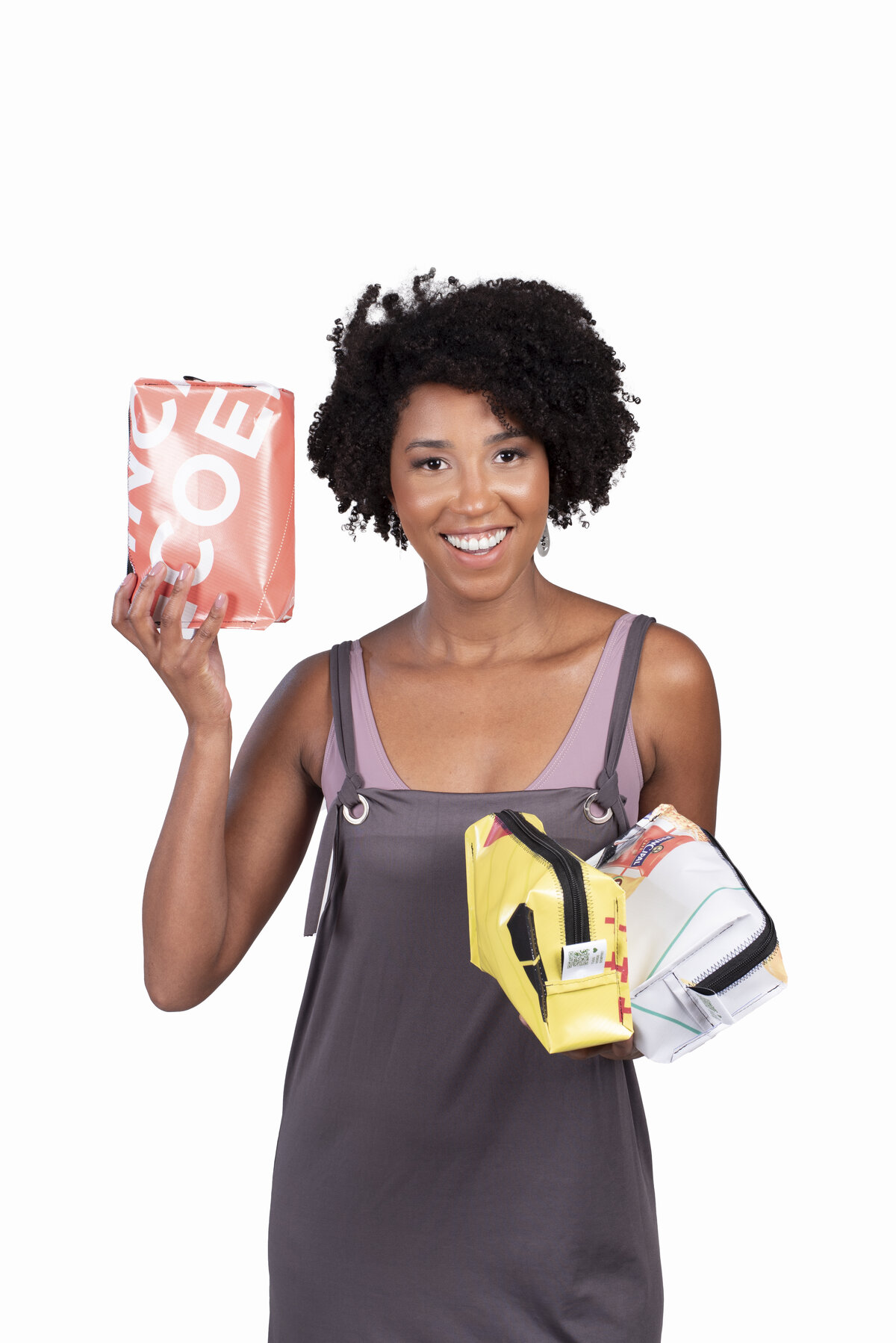 Modelo com necessaires feitas de banner publicitário reaproveitado