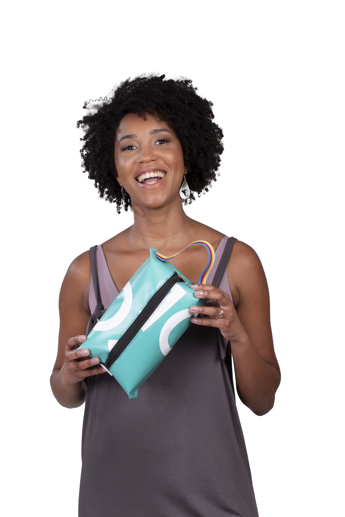 Modelo com necessaire feita de banner publicitário reaproveitado