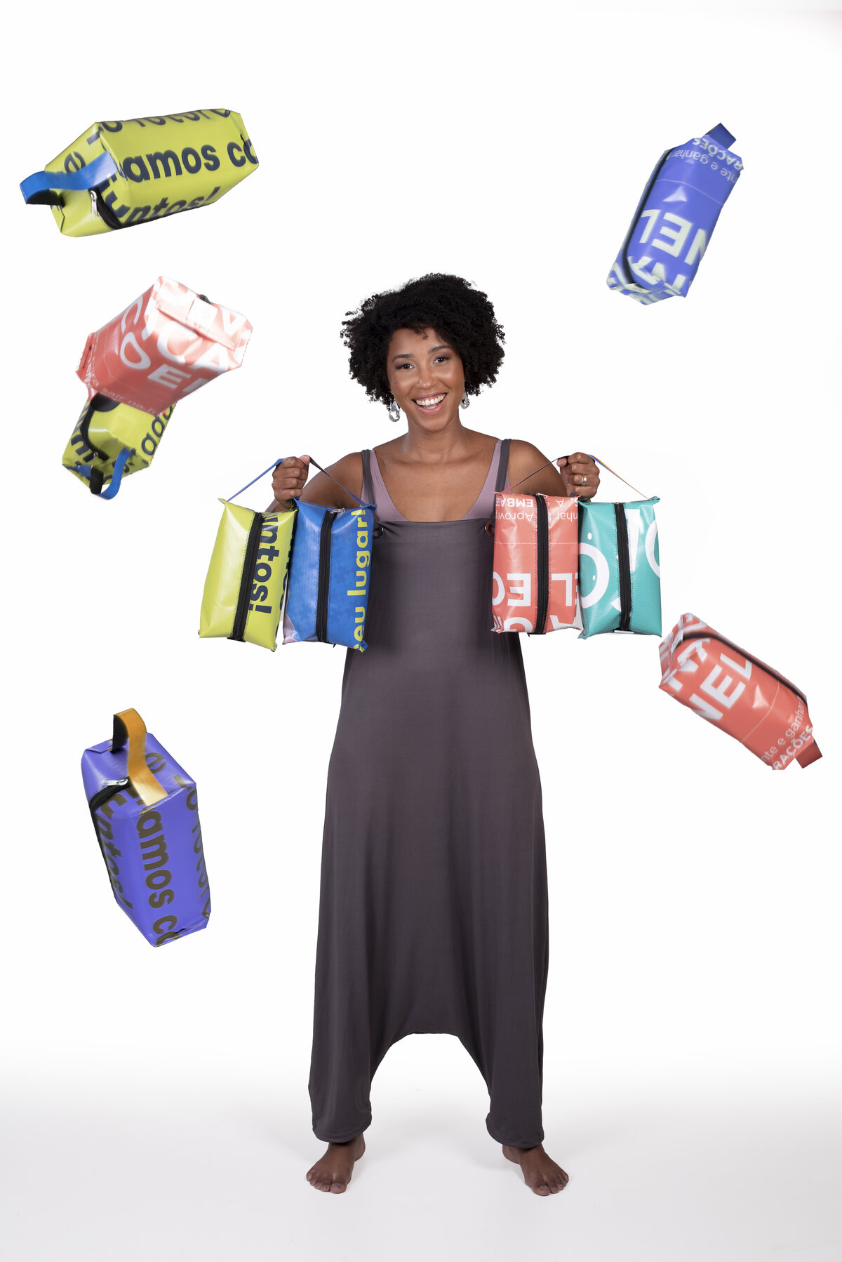 Modelo com ecobags feitas de banner publicitário reaproveitado