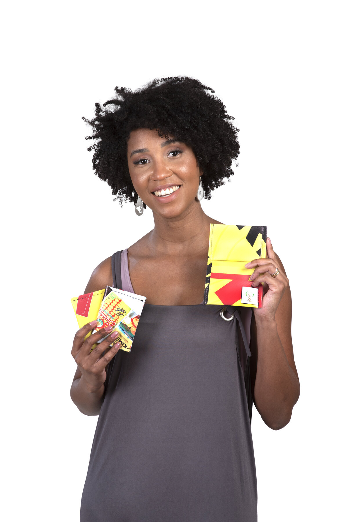 Modelo com bolsa feita de banner publicitário reaproveitado